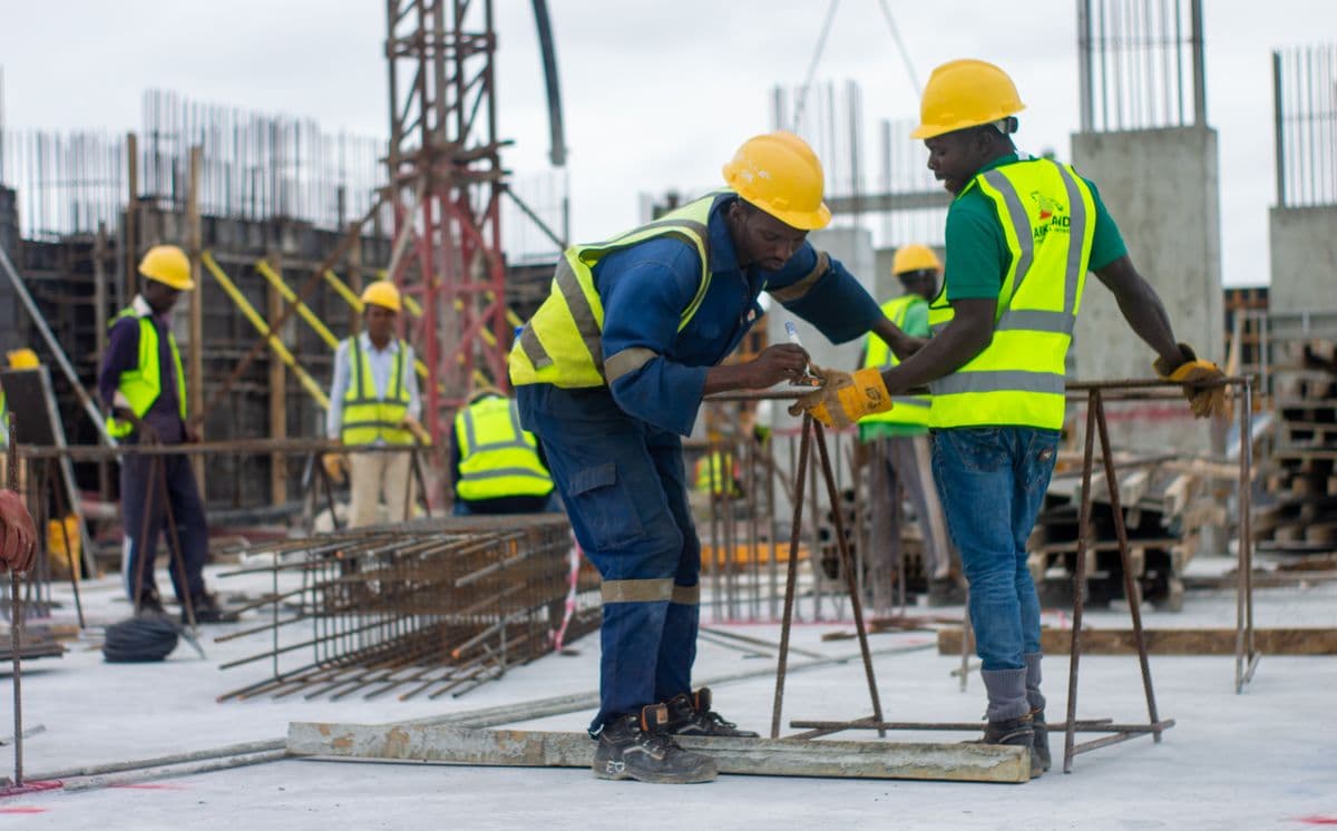 HSE safety training with workers in PPE at an industrial site in the UAE